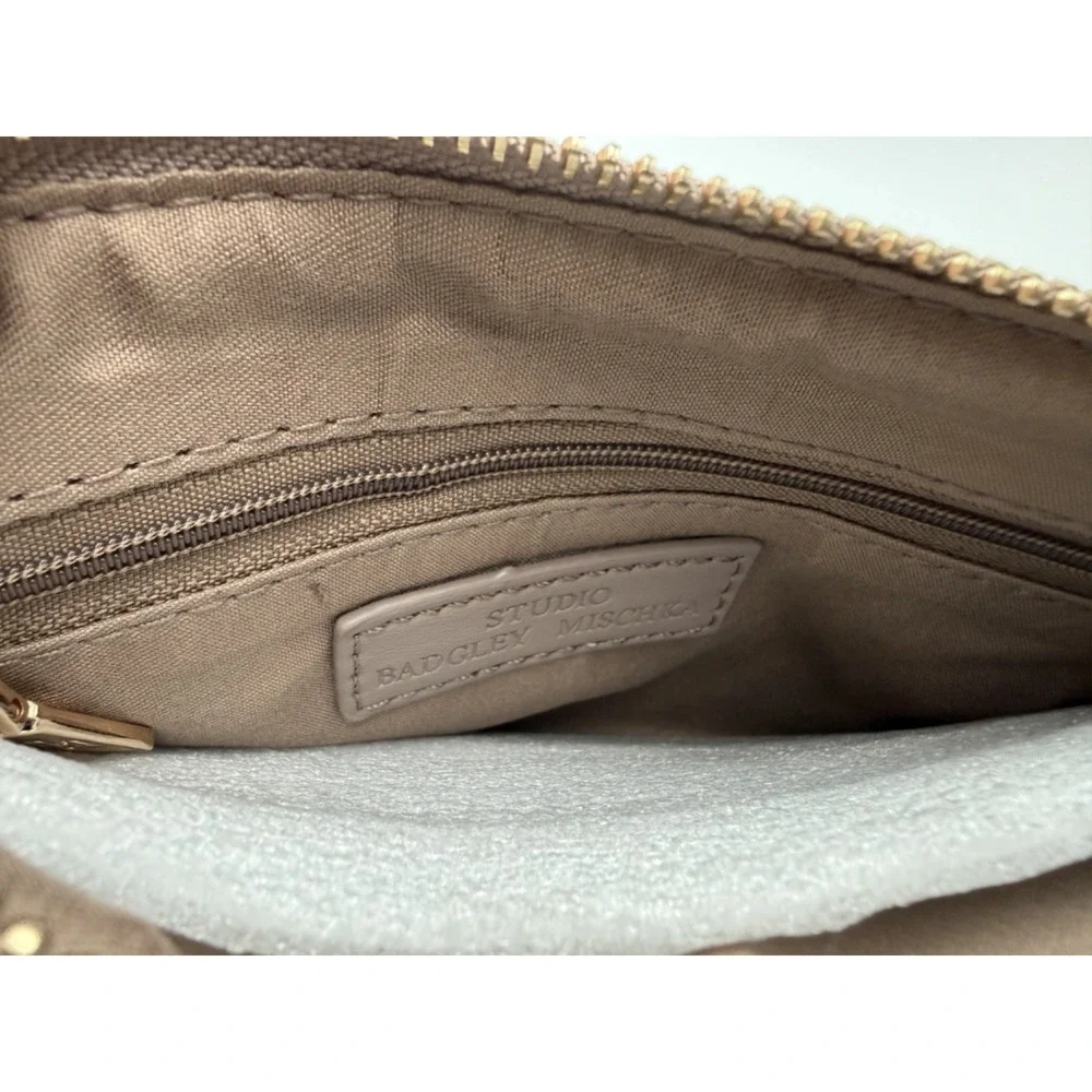 NWT Badgley Mischka Wristlet Quilted Vegan Leather Taupe Gold Zipper Logo‎
